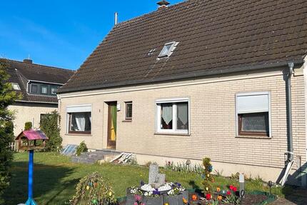 Liebevolles Freistehendes Einfamilienhaus mit Anbau