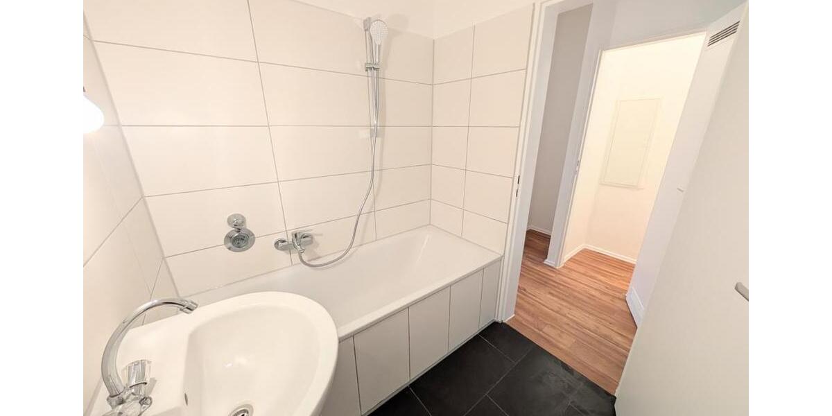 **Was will man mehr? +Balkon +frisch gestrichen +Laminat +modernes Badezimmer** 3 zimmer