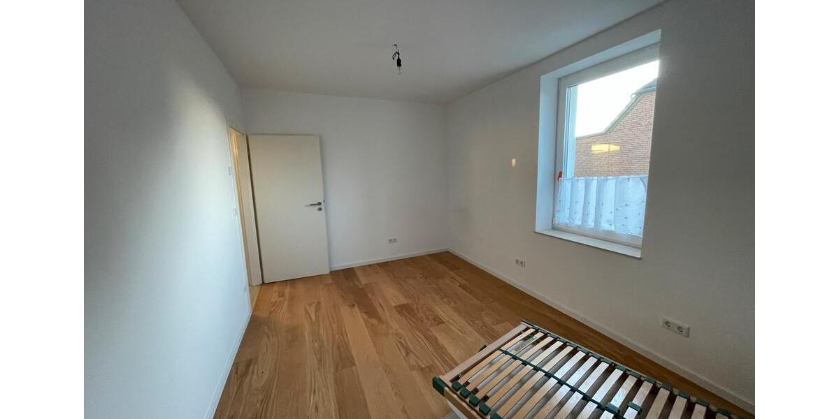 RE: kernsanierte Wohnung ca 85 qm + Dachterrasse 3 zimmer