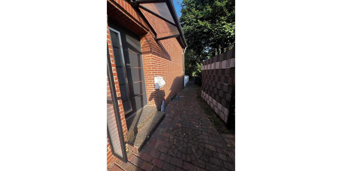 Luxuriöse, kernsanierte Wohnung mit Hauscharakter, Garage, besonderem Gartenanteil & eigenem Eingang 3 zimmer