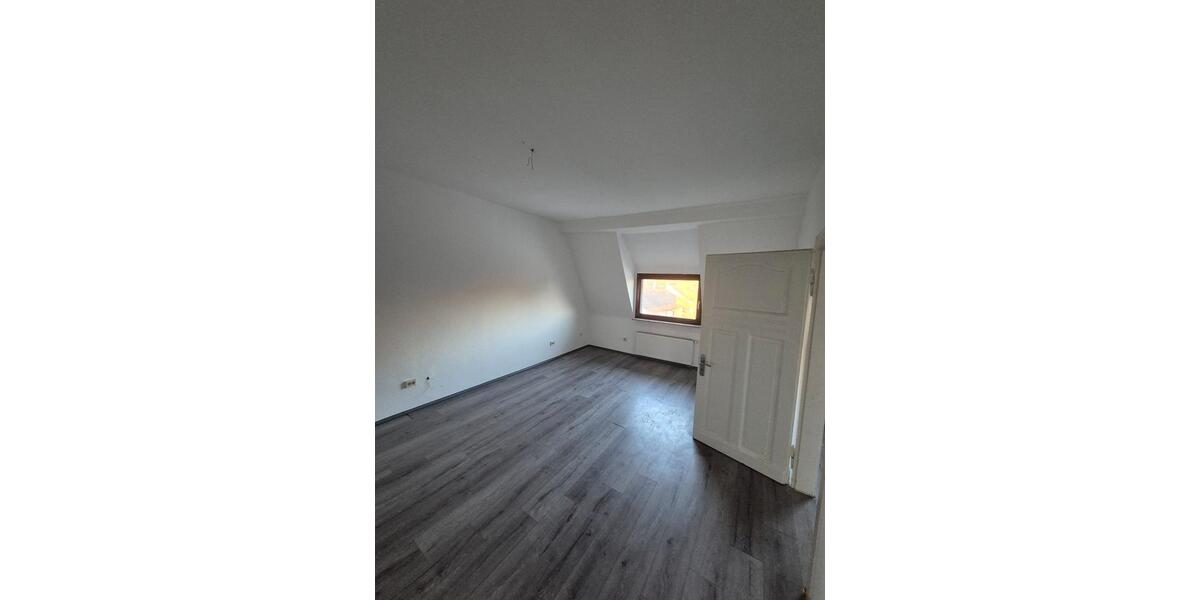 Dachgeschoßwohnung Duisburg Mittelmeiderich - 3 Zimmer, 93 m&sup2;, 750&euro; | Angebot:26414549