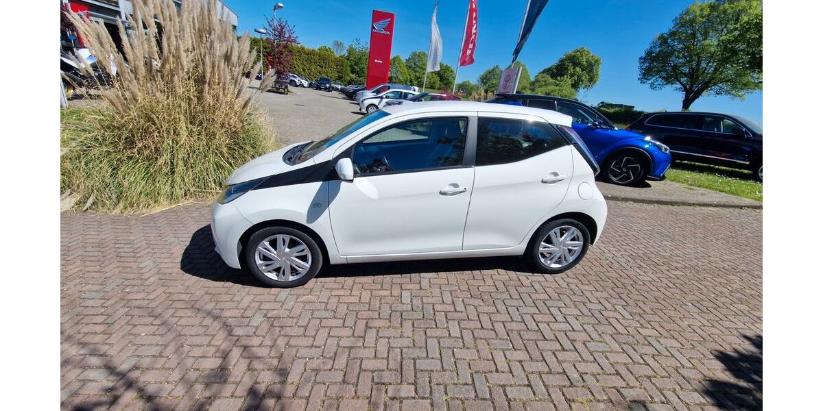 Toyota Aygo (X) 73.200 km 7.899 &euro; Ratingen 40882