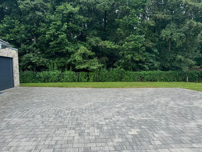 Einfamilienhaus Bungalow KFW45 mit 3 Garagen und Carport
