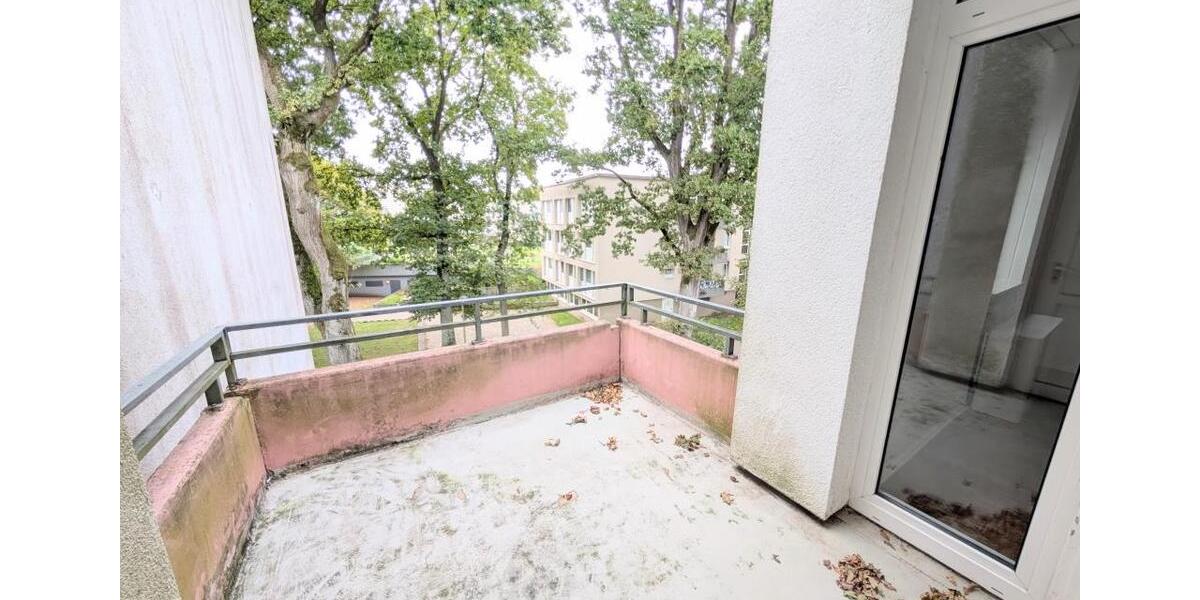 **Was will man mehr? +Balkon +frisch gestrichen +Laminat +modernes Badezimmer** 3 zimmer