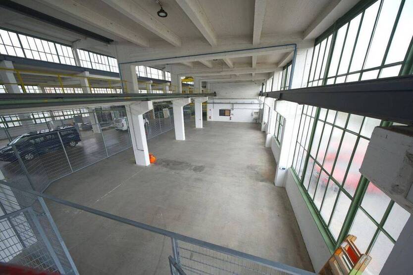 Lager- und Montagefläche mit Büro 360 M2