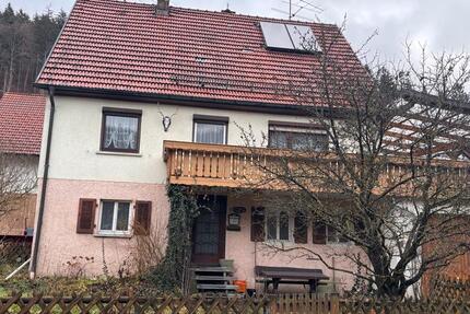 Großes Einfamilienhaus mit Scheune in ruhiger Lage