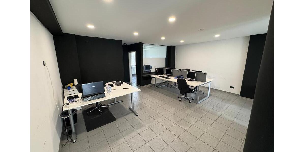 Saniertes Ladenlokal mit großer Straßenfront in OB-Sterkrade | zimmer