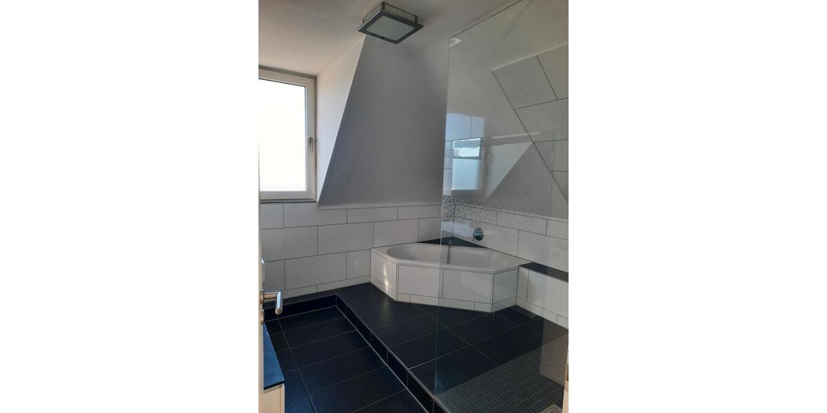 Dachgeschoßwohnung Essen Stadtbezirk II - 5 Zimmer, 124 m&sup2;, 1.470&euro; | Angebot:27621026
