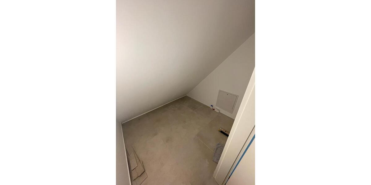 RE: kernsanierte Wohnung ca 85 qm + Dachterrasse 3 zimmer
