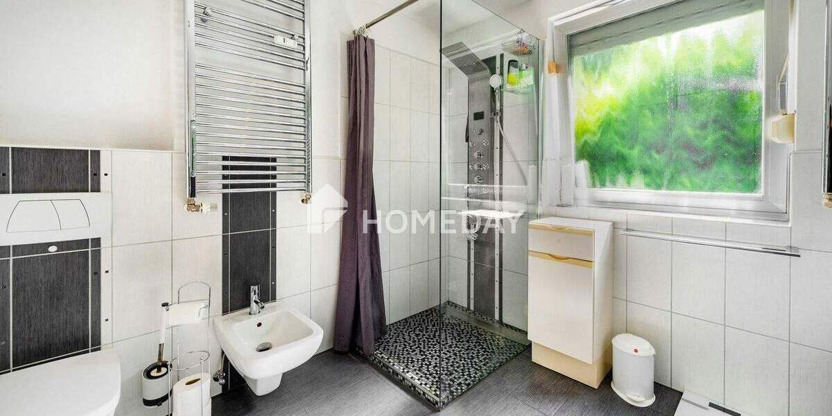 Modernisierte Erdgeschosswohnung mit Kamin, Massagedusche & privatem Garten - Wohnen mit Stil 3 zimmer