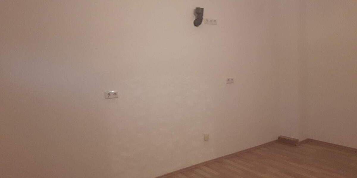 Schöne Altbauwohnung in einem 4 Parteienhaus. 4 zimmer