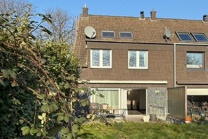 Neu- und wertig mit Terrasse, Garten und Keller... in schöner Lage!