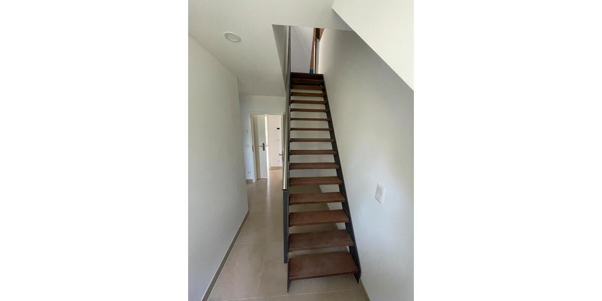 RE: kernsanierte Wohnung ca 85 qm + Dachterrasse 3 zimmer