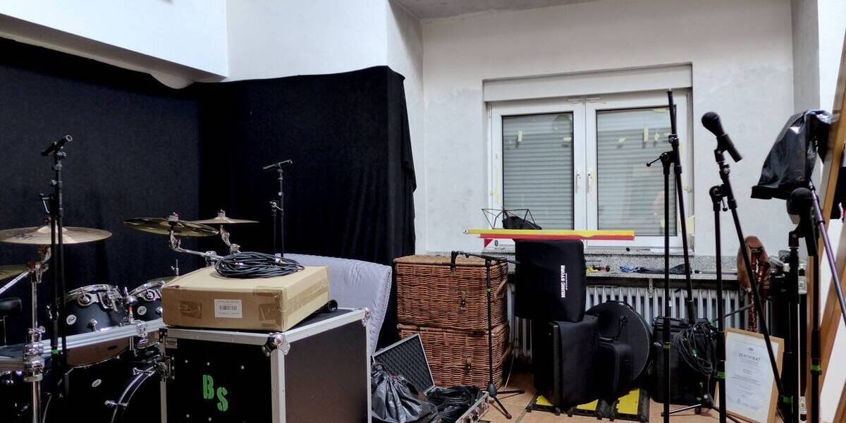 Imposantes Mehrfamilienhaus mit separatem Hintergebäude in zentraler Lage von Velbert. zimmer