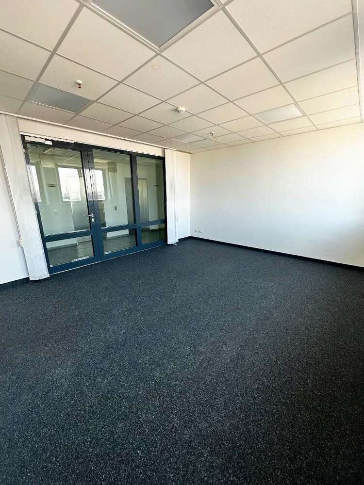 Büro in Düsseldorf 1.632 € 377 m²