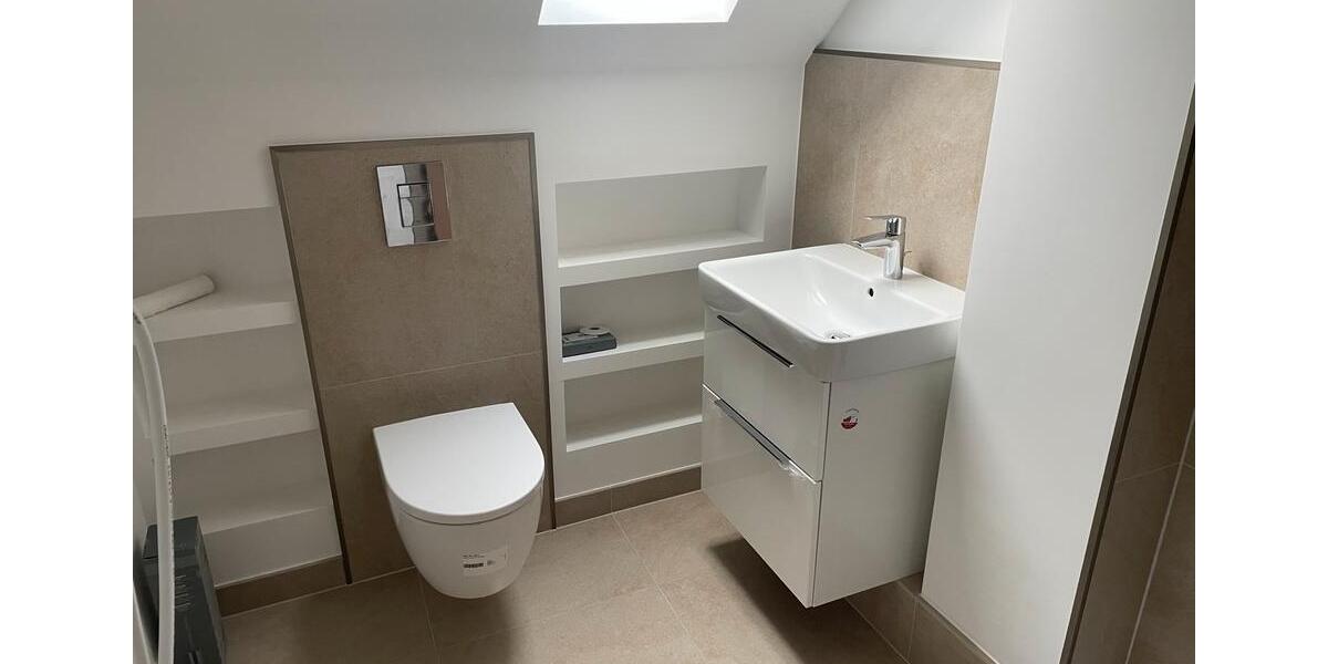 RE: kernsanierte Wohnung ca 85 qm + Dachterrasse 3 zimmer