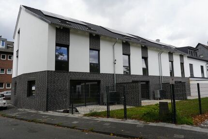 Provisionsfrei* Neubau Einfamilienhaus mit PV 10,4 KW integrierter Garage Energiebedarf 22,4 kWhm2a