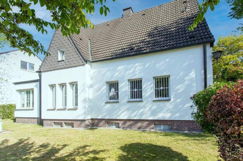 Blömker! Freistehendes Einfamilienhaus mit traumhaften Garten und zwei Garagen am Wittringer Wald! 4 zimmer