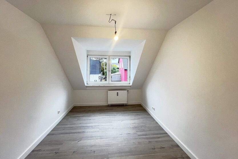 Dach-Schlösschen in Heisingen! Moderne 3½-R.-DG-Wohnung mit Balkon in ruhiger Seitenstraße 3 zimmer