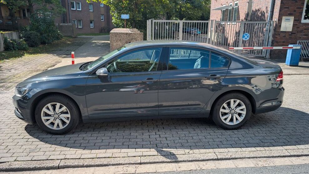 VW Passat 59.300 km 12.490 € Duisburg 47053