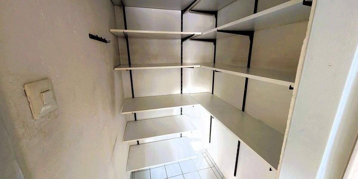 **VIEL PLATZ & POTENZIAL: 95 M² WOHNUNG MIT KAMINOFEN - SAARNER DORF FUSSLÄUFIG (ohne Provision!)** 3 zimmer