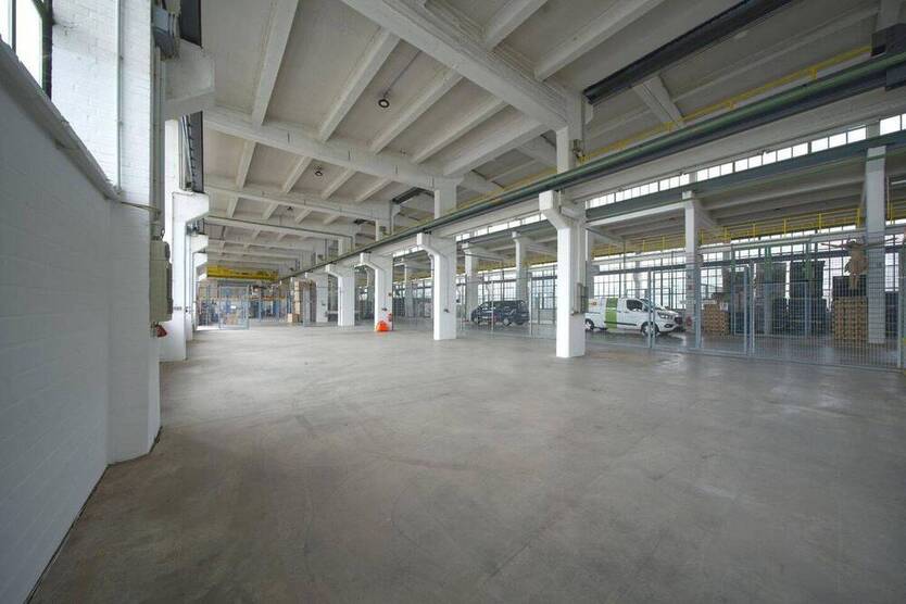 Lager- und Montagefläche mit Büro 360 M2