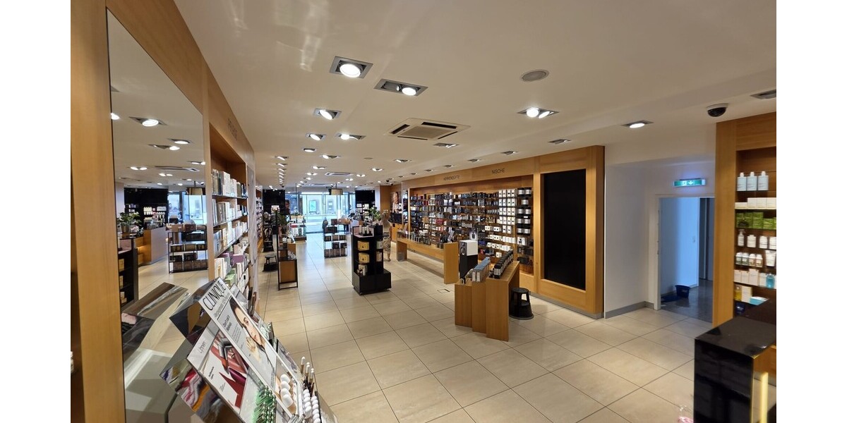 Repräsentative Gewerbefläche mit großer Fensterfront & hochwertiger Ausstattung zimmer