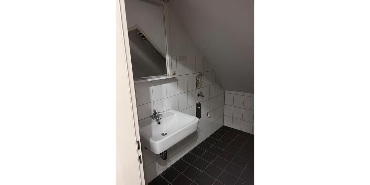 Dachgeschoßwohnung Duisburg Mittelmeiderich - 2.5 Zimmer, 50 m&sup2;, 550&euro; | Angebot:26265956