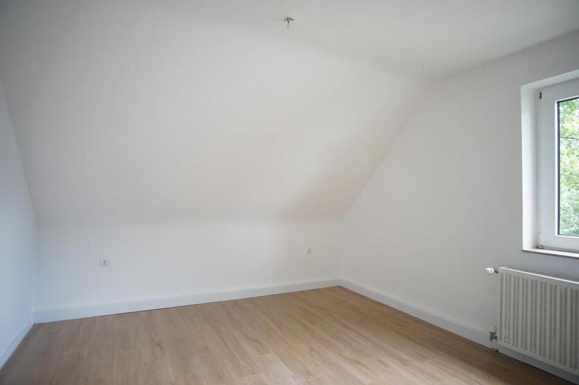 ~ Frisch renoviert + mit tollem Balkon ~ zimmer