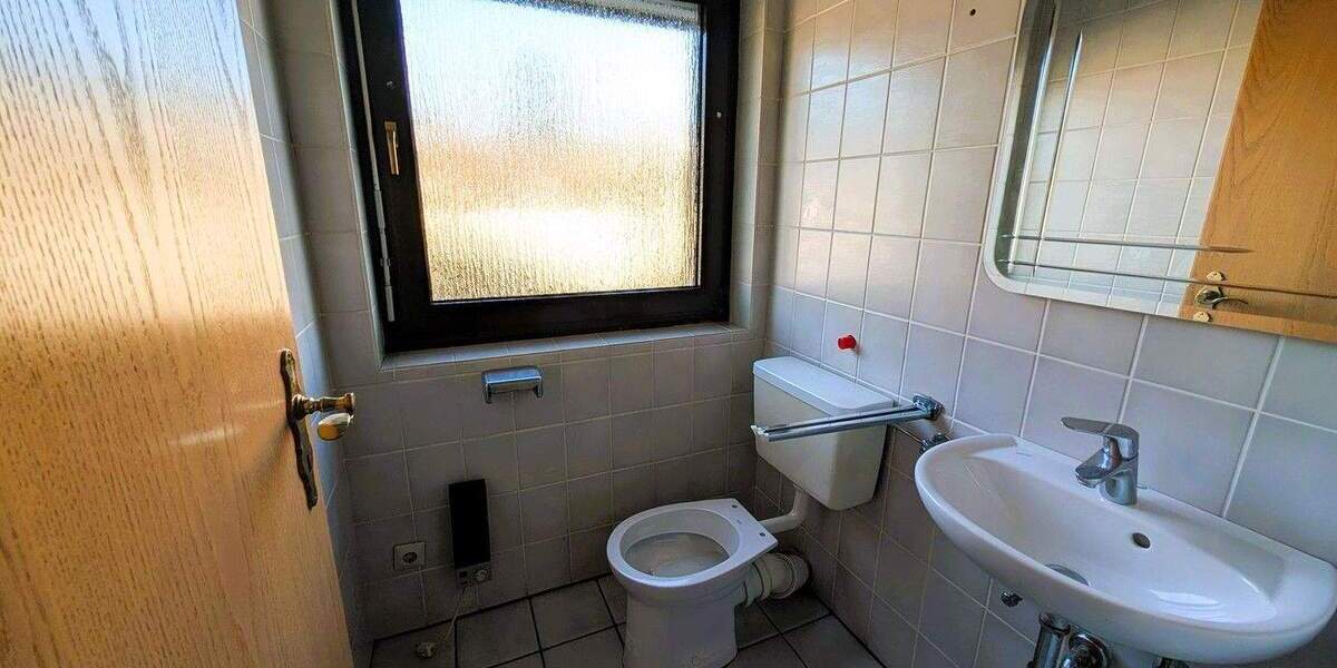 **VIEL PLATZ & POTENZIAL: 95 M² WOHNUNG MIT KAMINOFEN - SAARNER DORF FUSSLÄUFIG (ohne Provision!)** 3 zimmer