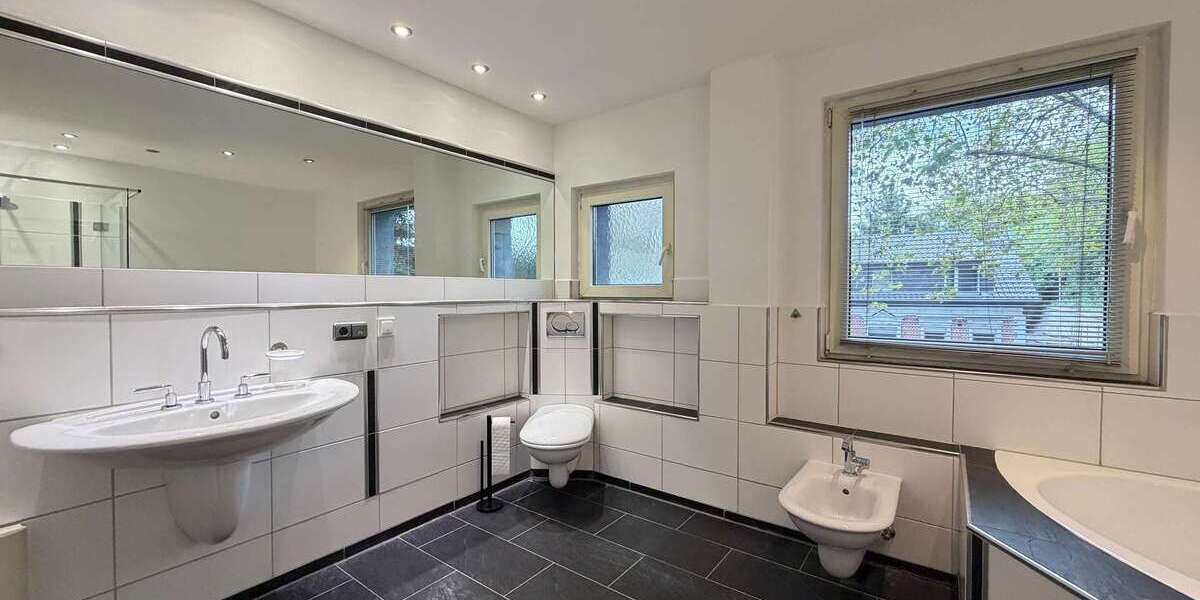 Dreifamilienhaus in Oberhausen-Lirich mit Garten, Dachterrasse und 296 m² Bauland inklusive - Mehrfamilienhaus, Wohnhaus Oberhausen Alstaden | Angebot:27493794
