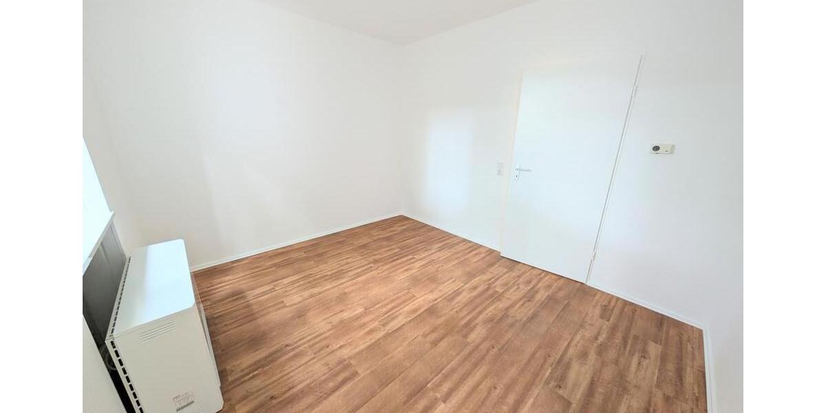 **Was will man mehr? +Balkon +frisch gestrichen +Laminat +modernes Badezimmer** 3 zimmer