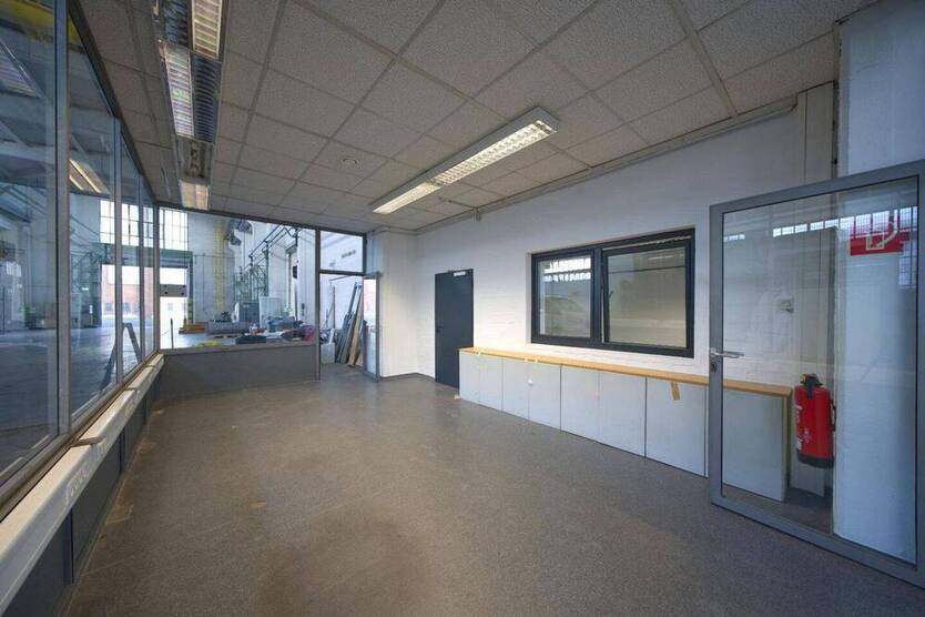 Lager- und Montagefläche mit Büro 360 M2