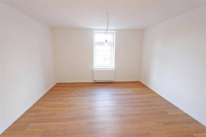 Große 2 Zimmerwohnung komplett renoviert