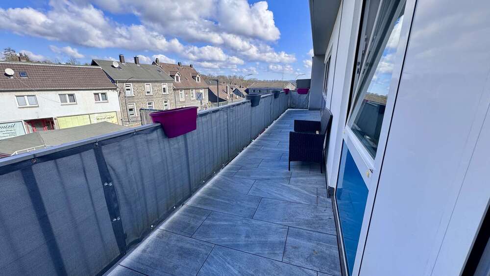 Traumhafte 3,5-Zimmer-Wohnung mit großem Balkon, herrlicher Aussicht, Garage und inkl.Einbauküche 3 zimmer