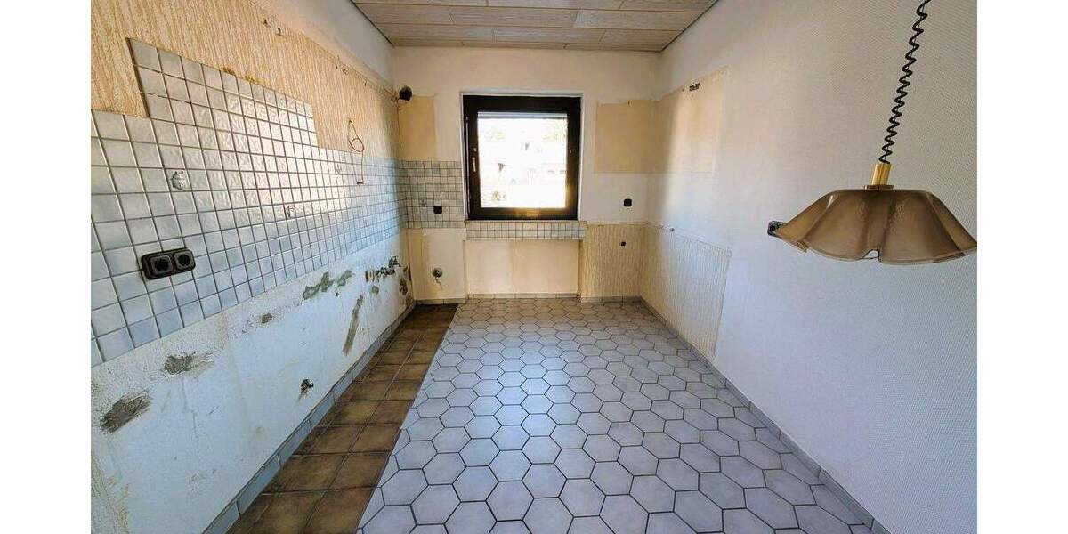 **VIEL PLATZ & POTENZIAL: 95 M² WOHNUNG MIT KAMINOFEN - SAARNER DORF FUSSLÄUFIG (ohne Provision!)** 3 zimmer