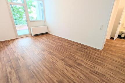 **Was will man mehr? +Balkon +frisch gestrichen +Laminat +modernes Badezimmer** 3 zimmer