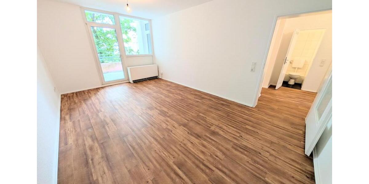 **Was will man mehr? +Balkon +frisch gestrichen +Laminat +modernes Badezimmer** 3 zimmer