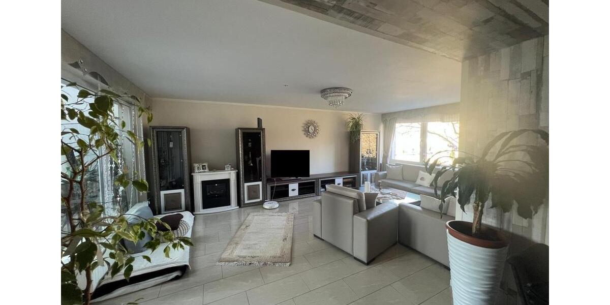 Bezaubernde Wohnung mit Tiefgaragenstellplatz und Wintergarten 4.5 zimmer