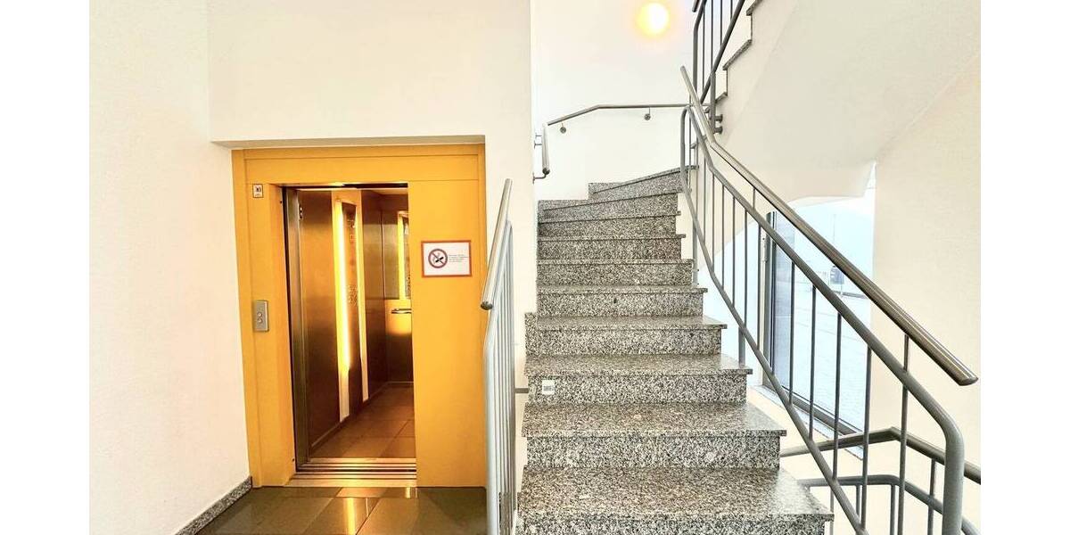 Großzügige 3,5-Zimmer-Dachgeschosswohnung mit Balkon, zwei Bädern und Ausbaupotenzial im Dachboden 3 zimmer