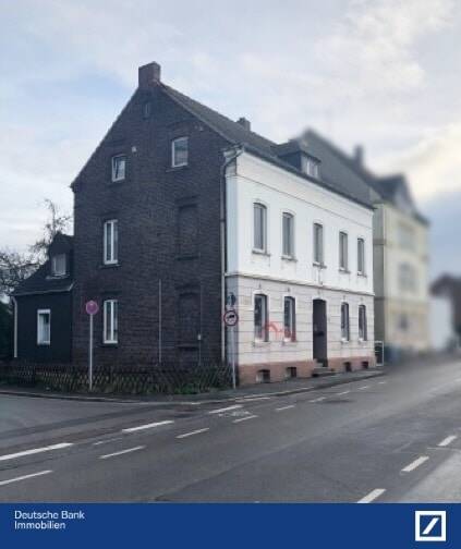 PROVISIONSFREI für Erwerber in der Zwangsversteigerung: Freistehendes Mehrfamilienhaus (5 Wohnungen)