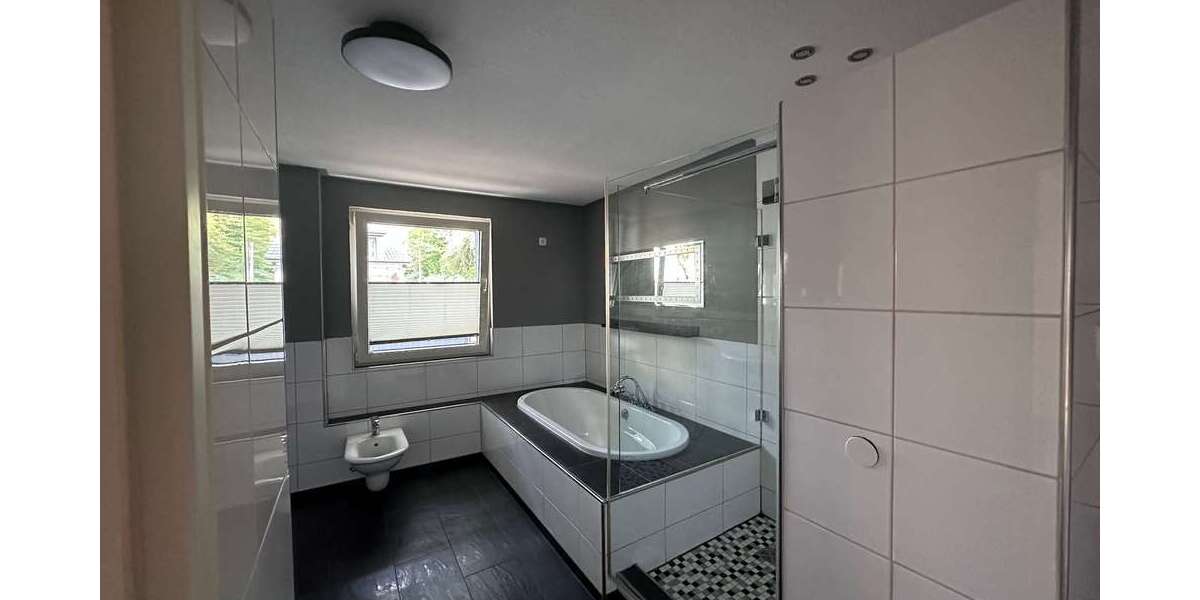 Dreifamilienhaus in Oberhausen-Lirich mit Garten, Dachterrasse und 296 m² Bauland inklusive - Mehrfamilienhaus, Wohnhaus Oberhausen Alstaden | Angebot:27493794