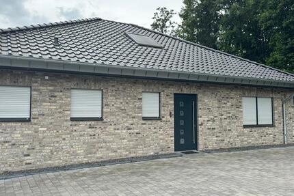 Einfamilienhaus Bungalow KFW45 mit 3 Garagen und Carport