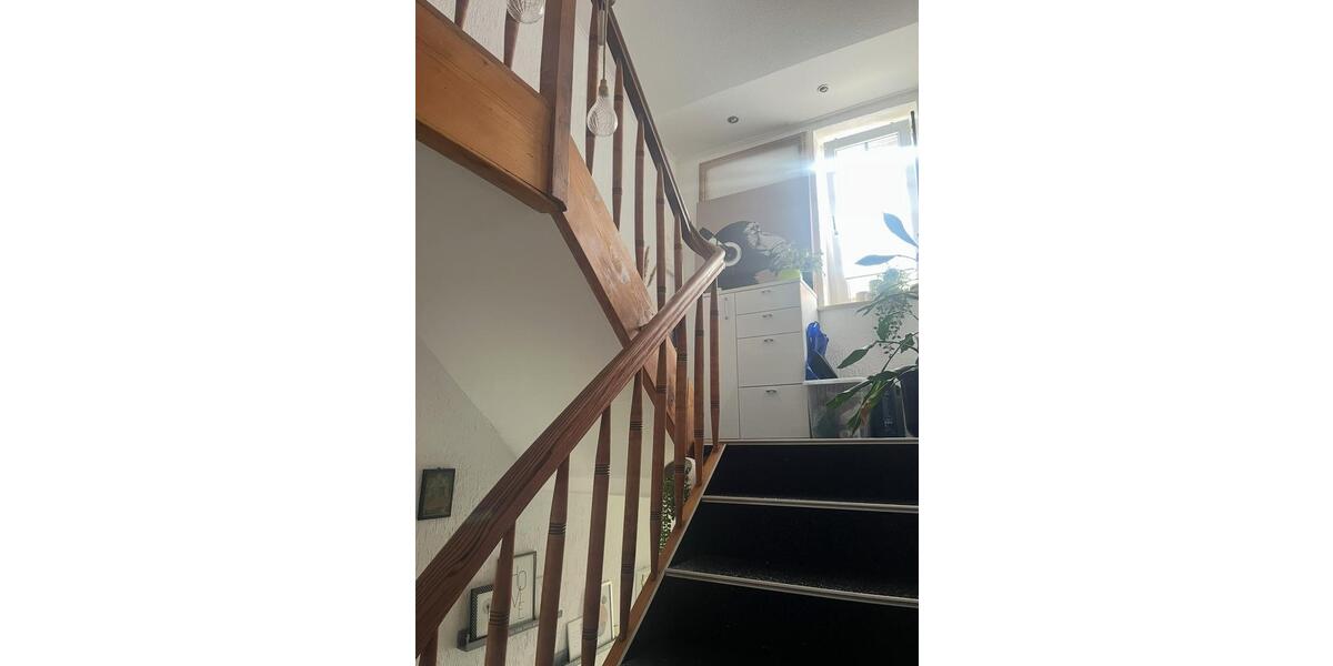 Reihenmittelhaus-modernisiert, gemütlich mit Garten und 2 Garagen 4 zimmer