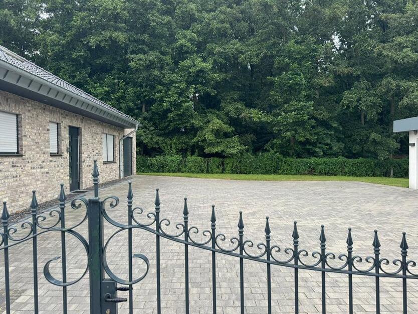 Einfamilienhaus Bungalow KFW45 mit 3 Garagen und Carport