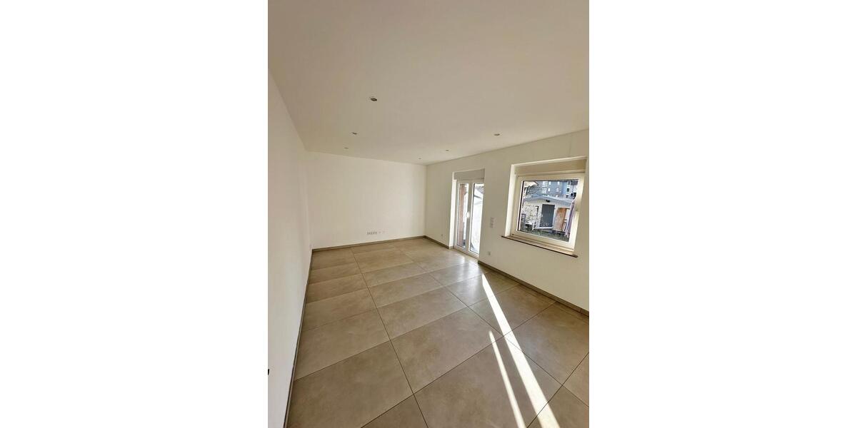 Kernsanierte Erdgeschosswohnung mit Einbauküche und Terrasse 2 zimmer