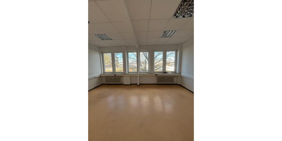 Heller Büroraum in großem Bürokomplex zu vermieten! zimmer
