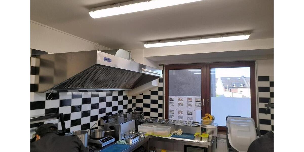 Komplett ausgestattetes Lokal für einen Gastro-Lieferdienst zimmer