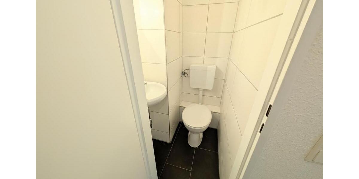 **Was will man mehr? +Balkon +frisch gestrichen +Laminat +modernes Badezimmer** 3 zimmer