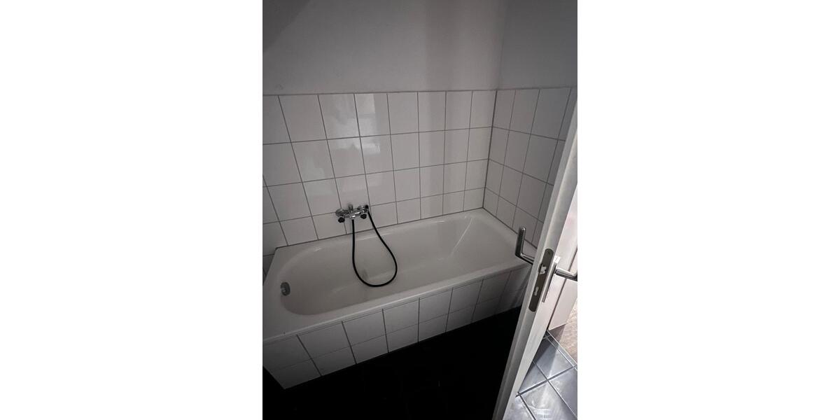 Dachgeschoßwohnung Duisburg Mittelmeiderich - 2.5 Zimmer, 50 m&sup2;, 550&euro; | Angebot:26265956
